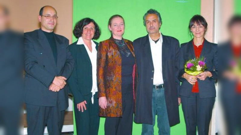 Über den gelungenen Kulturabend in Neuaubing freuten sich: (von links) Pianist Pasquale Baratta, Erika Rupp, Leiterin des Mehrgenerationenhauses Neuaubing, Opernsängerin Annegeer Stumphius, Schriftsteller Friedrich Ani und Gitta Gritzmann, Vorsitzende des Vereins „Kinder lesen und schreiben für Kinder“. (Foto: Eva Schraft)