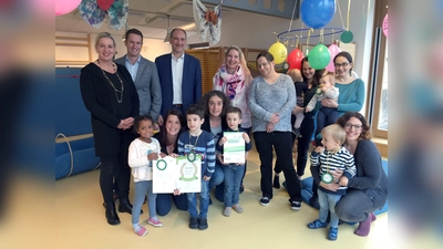 Stehend v. l.: Christine Albiez (AWO), Florian Schardt (IHK) und Michael Weckesser (Siemens) freuen sich mit den Kindern und Leiterin Nicola Vogl (knieend vorne 2.v.l.) über die Zertifizierung „Haus der kleinen Forscher“. (Foto: © IHK )