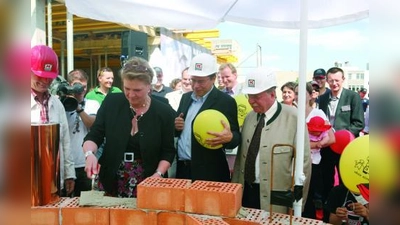 Elke Rehm, Stellvertreterin des Landrates Dachau, Anton Weinmann, Vorstandsvorsitzender der MAN Nutzfahrzeuge AG und Staatsminister Otmar Bernhard bei der Grundsteinlegung (v.l.).