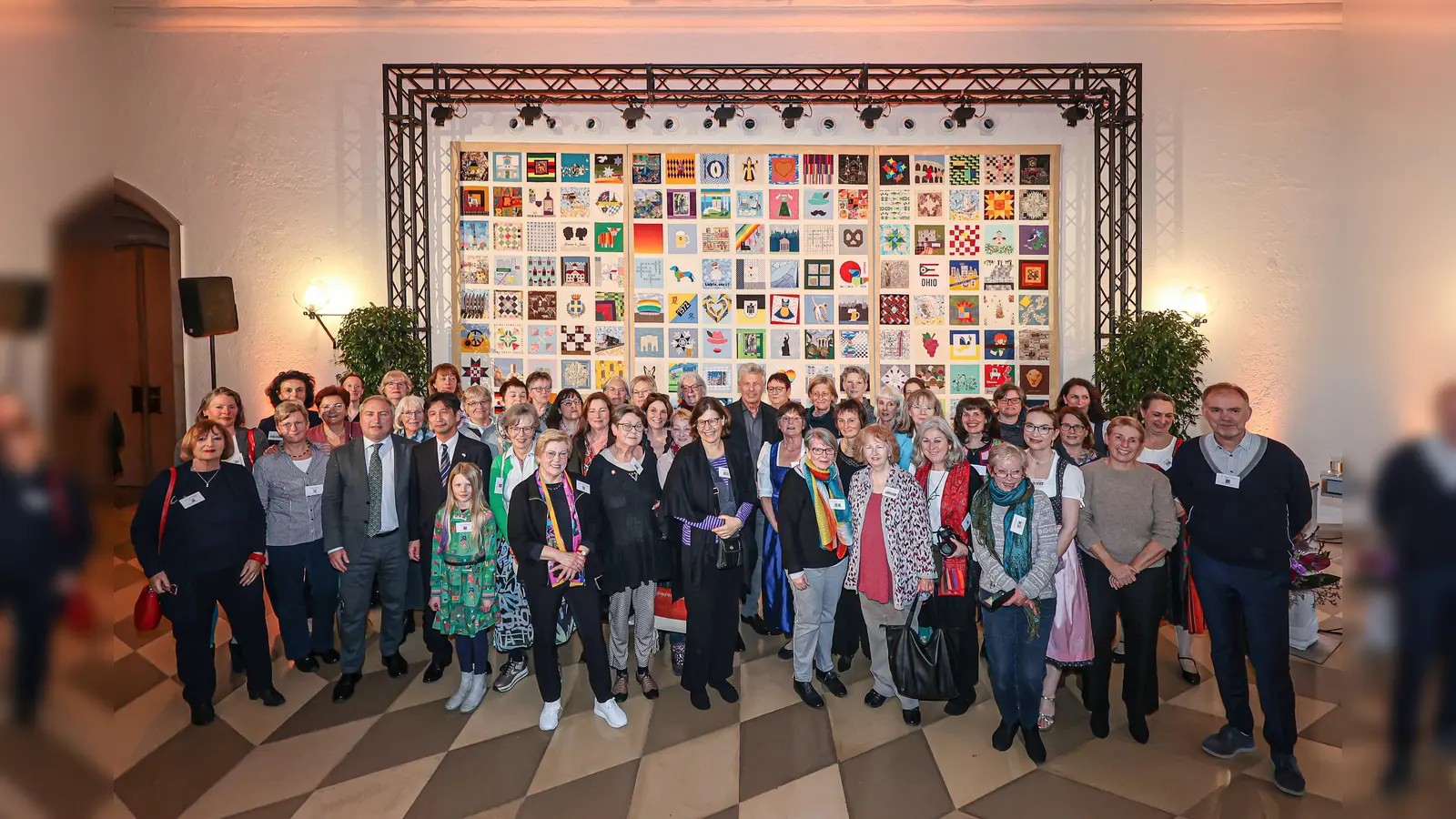 Zahlreiche Quilter waren im Alten Rathaus erschienen. Sie haben mit akribischer Feinarbeit dazu beigetragen, dass nun die Beziehung Münchens zu seinen Partnerstädten auch in textiler Form sichtbar ist.  (Foto: Michael Nagy)