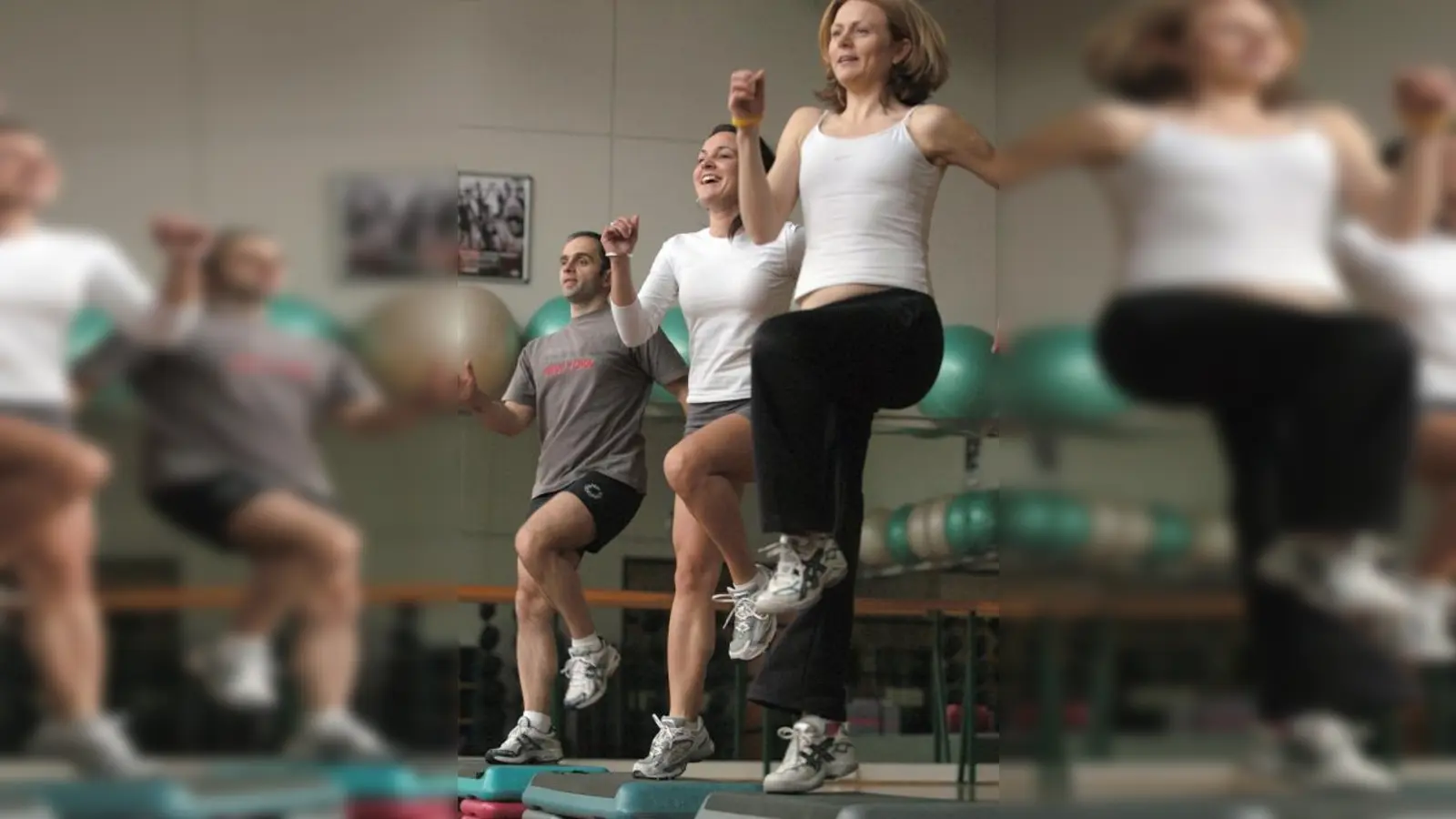 „Fit und Fun“, lautet das Motto der Gymnastikangebote im Rahmen der Sommerakademie – das dies wirklich Spaß macht, kann man hier beim Bodystyling sehen. (Foto: VHS Germering)