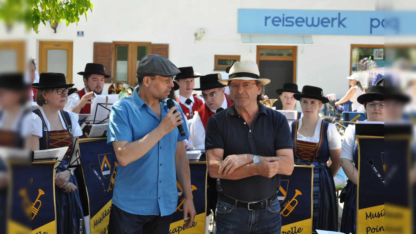 Bürgermeister Albert Hingerl und Gewerbevereinsvorsitzender Thomas Schroeder werden den Poinger Marktsonntag gemeinsam um 11.30 Uhr eröffnen.  (Foto: Reinhold Petrich)