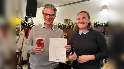 Erhard Reinfrank und Helena Schwinghammer bei der Ehrung des Ortsvereins. (Foto: SPD Perlach)