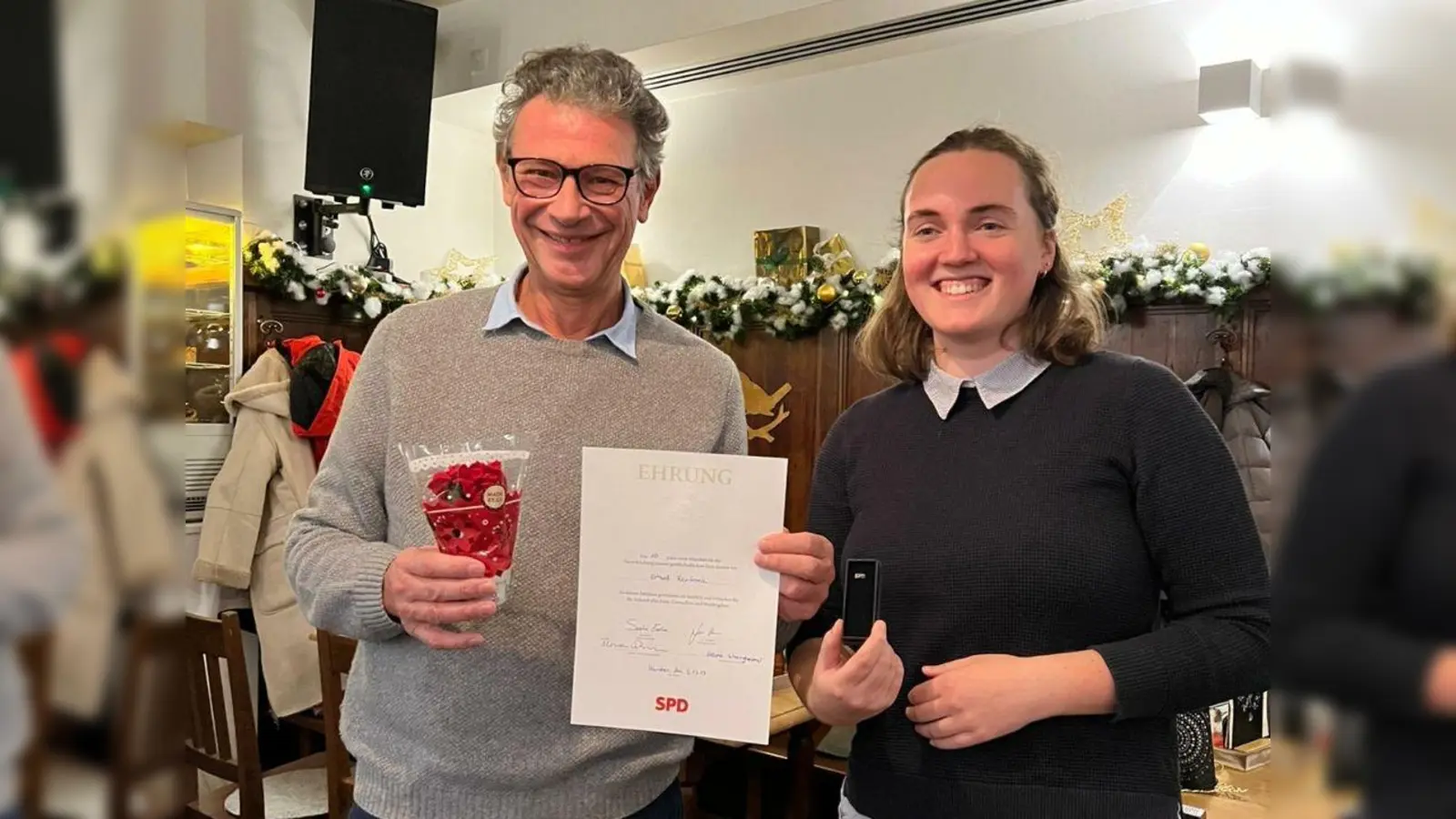 Erhard Reinfrank und Helena Schwinghammer bei der Ehrung des Ortsvereins. (Foto: SPD Perlach)