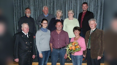 Die Vorstandschaft mit dem Wahlleiter: Anton Mayr, Sabrina Hiller, Christian Schödlbauer, Lieselotte Bauer-Mayr, Rudolf Sonnleitner (vorne von links), Hartmut Knepper, Helmut Stock, Sieglinde Liebscher, Johanna Bruckner und CSU-Kreisrat Peter Ostenrieder (hinten von links). (Foto: CSU-Ortsverband Oberhausen)