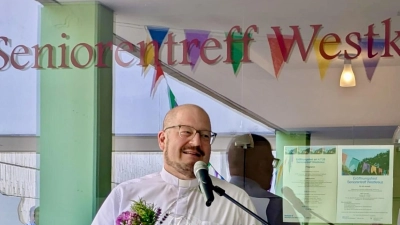 Pfarrer Stefan Maria Huppertz freute sich über die Eröffnung des Seniorentreffs Westkreuz in den Räumen des Pfarrverbands West. (Foto: Ulrike Seiffert)
