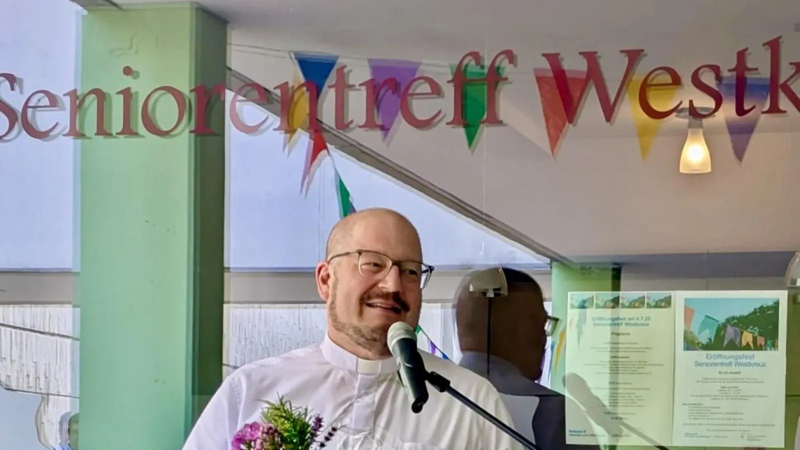 Pfarrer Stefan Maria Huppertz freute sich über die Eröffnung des Seniorentreffs Westkreuz in den Räumen des Pfarrverbands West. (Foto: Ulrike Seiffert)
