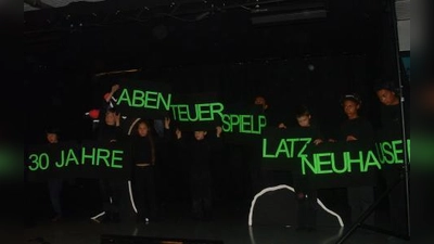 Schwarzlichttheater: Ein poetisches Stück zeigten acht ASP-Kinder, und am Ende hielten sie die Plakate in die Höhe, die auf das Jubiläum des ASP in diesem Jahr hinweisen: Die Einrichtung ist 30 Jahre!