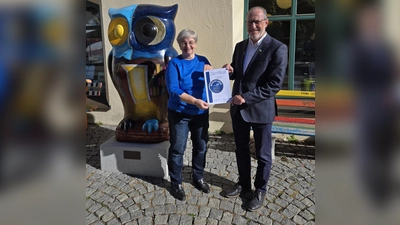Büchereileitung Ute Knopp und Bürgermeister Christoph Schmid freuen sich über die erneute Auszeichnung des Michaelsbundes. (Foto: Gem. Holzkirchen)