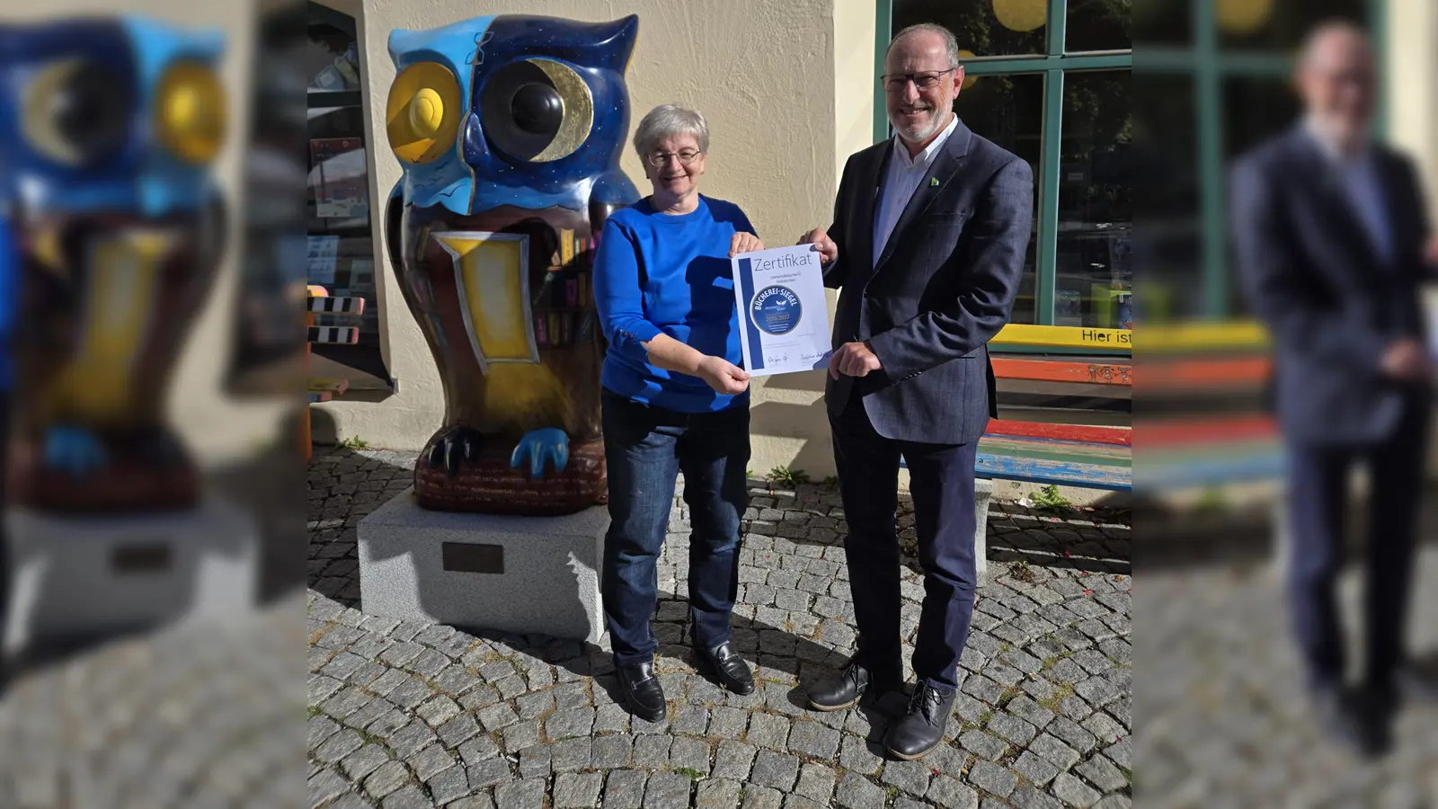 Büchereileitung Ute Knopp und Bürgermeister Christoph Schmid freuen sich über die erneute Auszeichnung des Michaelsbundes. (Foto: Gem. Holzkirchen)