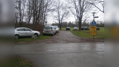 Das wilde Parken rund um die Blutenburg nimmt überhand, stellte der BA in seiner jüngsten Sitzung fest. Nun sollen Verkehrssünden in diesem Bereich schärfer kontrolliert und geahndet werden. (Foto: privat)