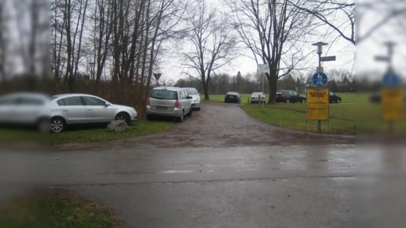 Das wilde Parken rund um die Blutenburg nimmt überhand, stellte der BA in seiner jüngsten Sitzung fest. Nun sollen Verkehrssünden in diesem Bereich schärfer kontrolliert und geahndet werden. (Foto: privat)