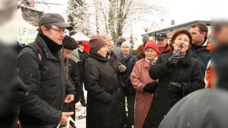 Krailling zeigte am Wochenende mit einem Phantomgerüst aus sieben Meter hohen Pfählen, welche Ausmaße ein Gebäude auf der Maibaumwiese haben könnte. Bürgermeisterin Christine Borst (rechts) stellte sich zudem den Fragen der Bürger und diskutierte über die großen Gemeindebauvorhaben in der Ortsmitte. (Foto: US)