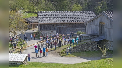 Am Dorfpplatz wird der Maibaum aufgestellt. (Foto: Markus Wasmeier)