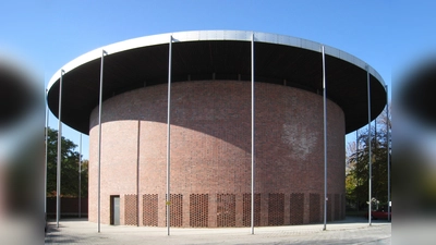 Am Sonntag, 8. September, findet bayernweit der Tag des offenen Denkmals statt. Dieser ungewöhnliche Bau ist mit dabei: Die Kirche St. Johann von Capistran in der Parkstadt Bogenhausen.  (Foto: CC BY-SA 3.0 de)