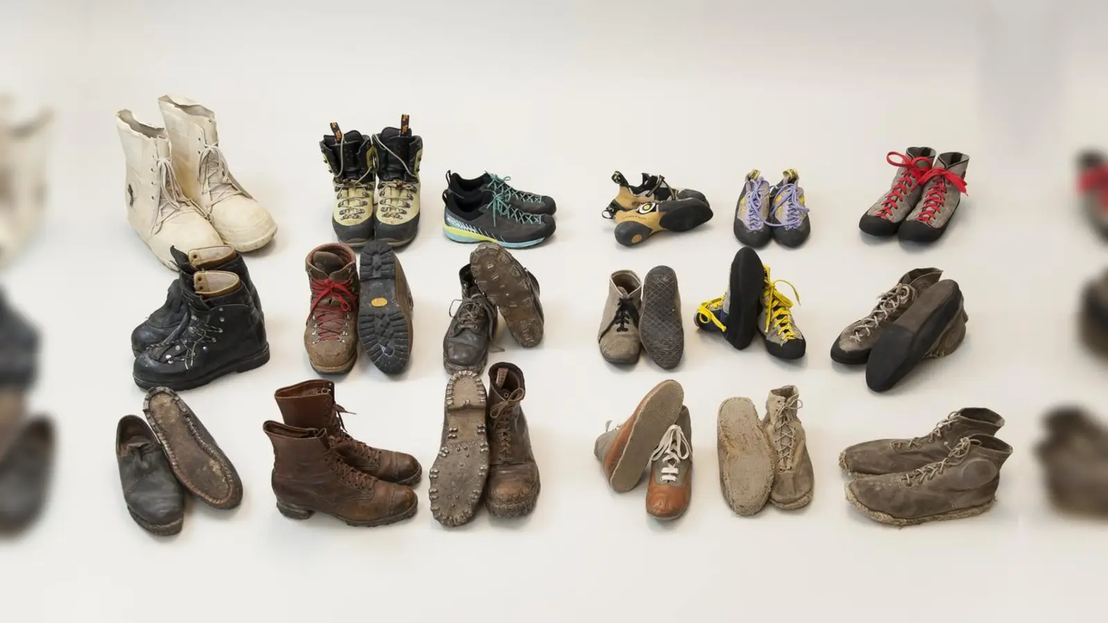 Treten und Steigen: Berg- und Kletterschuhe von 1880 bis heute. (Foto: Alpines Museum DAV/Bettina Warnecke)