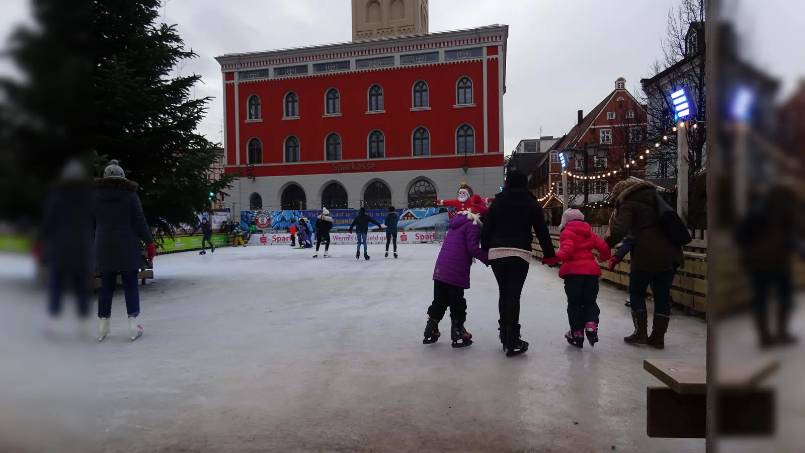 Eiszeit ohne Eis. Die echte Eisfläche wird heuer durch einen speziellen Kunststoffbelag ersetzt, der deutlich günstiger ist und weniger Energie schluckt. (Foto: kw)