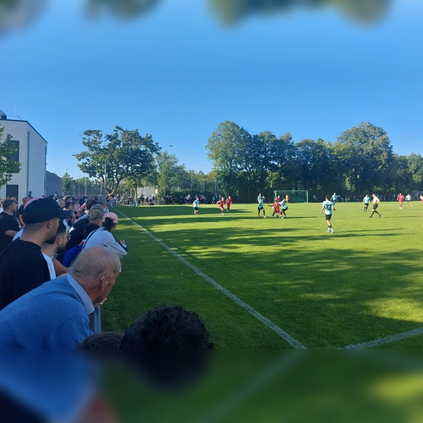 Fast 500 Zuschauer kamen im Sommer 2025 zum Pokalspiel des Münchner Vertreters FSV Harthof gegen den FC Ingolstadt 04 an die Ebereschenstraße. Hier steigt auch das diesjährige Endspiel auf Kreisebene: Gastgeber FC Eintracht München trifft auf den VfB Forstinning. (Archivbild: bas)