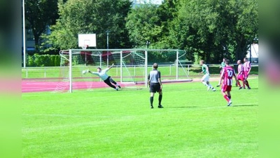 Alireza Arash vom TSV Allach trifft zum 1:1-Ausgleich. (Foto: TSV Allach)