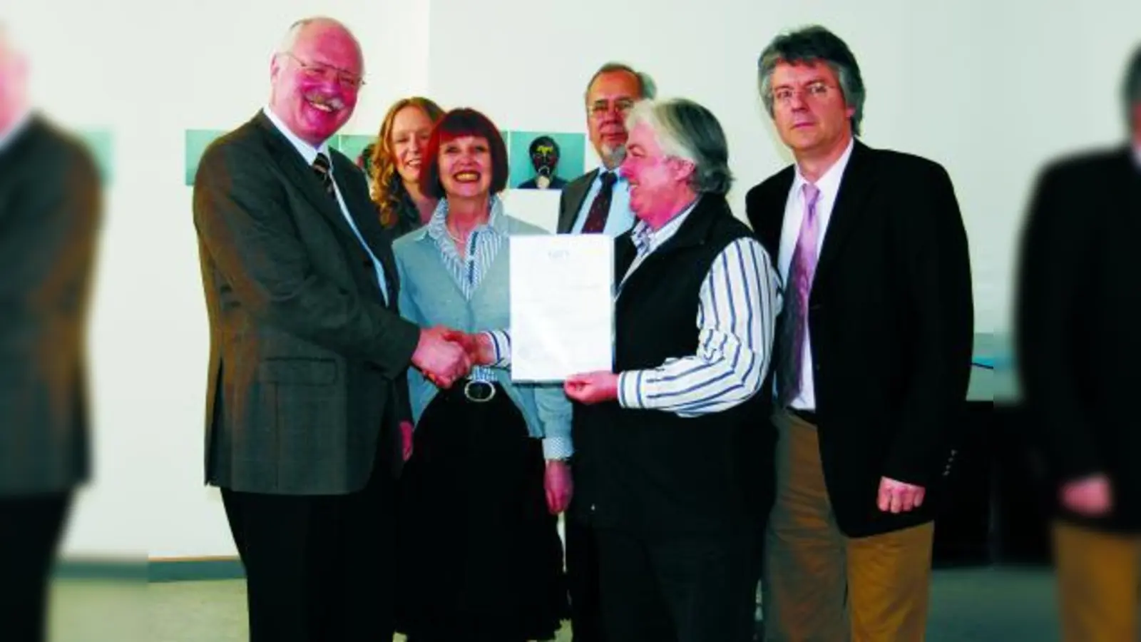 Zertifizierung für das Privatgymansium Dr. Florian Überreiter (v.l.): Prof. Dieter Deublein, Ursula Berktold, Karin Peuker-Aleksiev, Ernst von Borries, Charlotte Boré und Dr. Oliver Berg. (Foto: pi)
