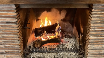 Wie man mit Holz richtig heizt, lernt man bei dem Kurs „Ofenführerschein”. (Foto: hw)