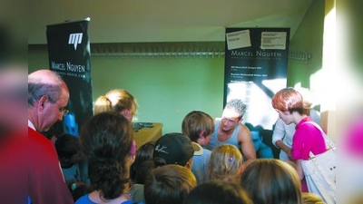 In der Pause der Turngala schrieb Kunstturner Marcel Nguyen fleißig Autogramme. (Foto: ls)