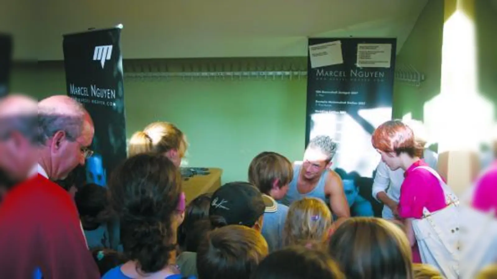 In der Pause der Turngala schrieb Kunstturner Marcel Nguyen fleißig Autogramme. (Foto: ls)