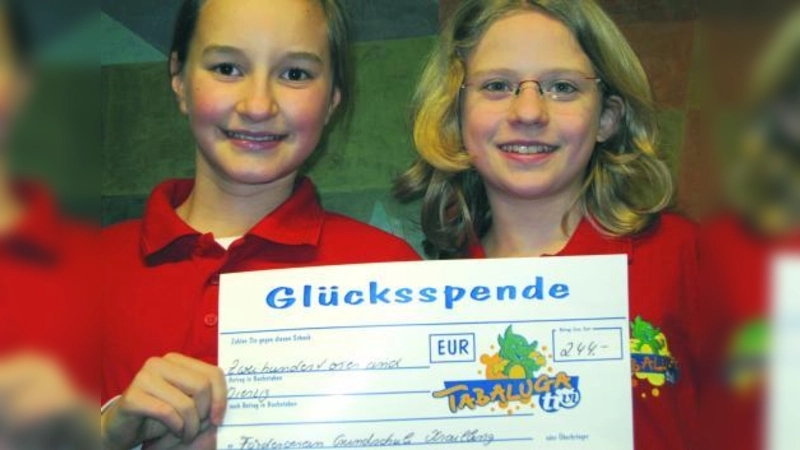 Sophie Schwarzer (l.) und Amelie Bardstöber haben 244 Euro bei Tabaluga erspielt. Das Geld geht an den Förderverein Grundschule Krailling. (Foto: privat)