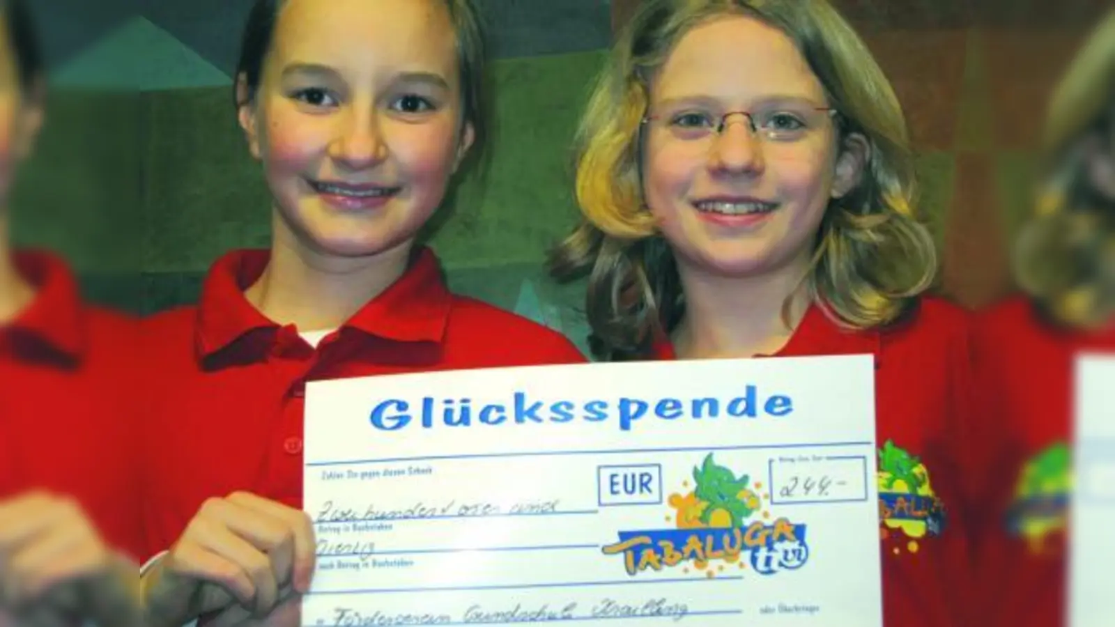 Sophie Schwarzer (l.) und Amelie Bardstöber haben 244 Euro bei Tabaluga erspielt. Das Geld geht an den Förderverein Grundschule Krailling. (Foto: privat)