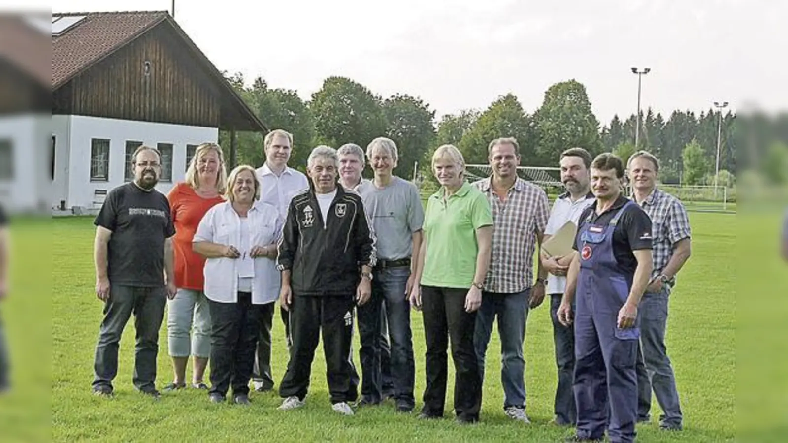 Bürgermeisterin Barbara Bogner (2. v. l.)  nahm gemeinsam mit Gemeinderäte und Aktiven des SV Arget das Vereinsheim genau unter die Lupe.	 (Foto: Kohnke)