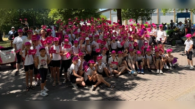 Mit 120 Tänzerinnen, Tänzern, Trainerinnen, Betreuern sowie Familien und Unterstützern nahm der JTSC Karlsfeld am Siedlerfest-Umzug teil. (Foto: JTSC)
