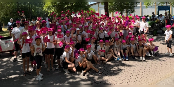 Mit 120 Tänzerinnen, Tänzern, Trainerinnen, Betreuern sowie Familien und Unterstützern nahm der JTSC Karlsfeld am Siedlerfest-Umzug teil. (Foto: JTSC)