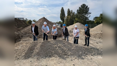 Der erste Spatenstich ist getan – nun wird das neue Kinderhaus nach und nach Form annehmen. V.l.n.r.: Architekt Würfel, Bauleiter Dotterweich, die Vorsitzende der NBH, Haselbeck, Bürgermeister Böck, Bauamtsleiterin Kmoch, Architekt Schweinsteiger. (Foto: Gemeinde OSH)