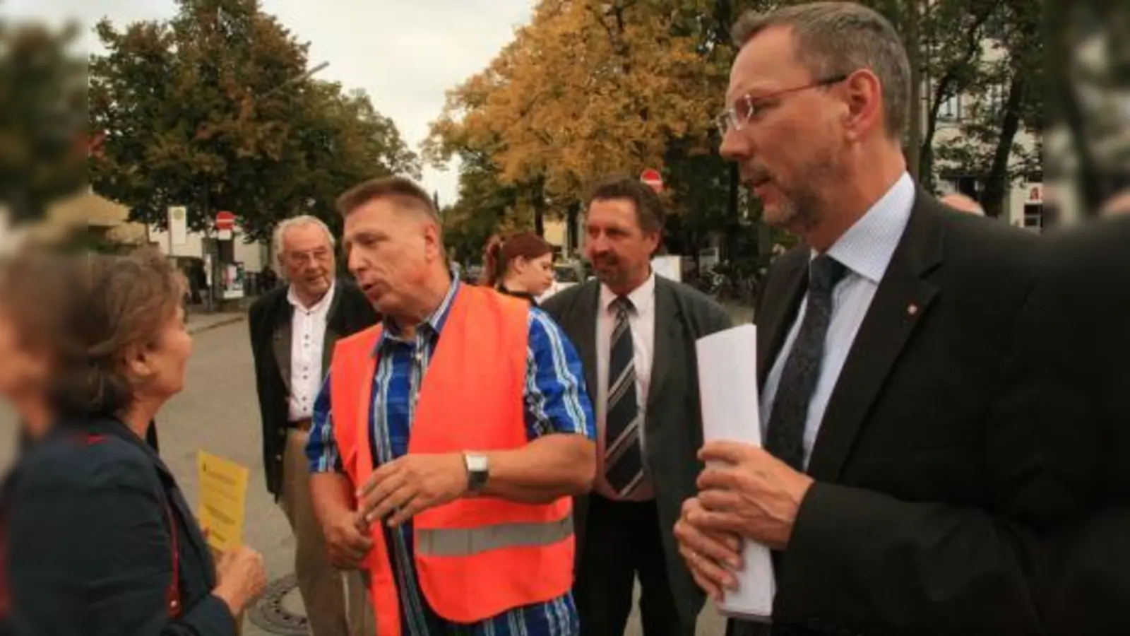 Gute Aussichten: Die Nordseite des Pasinger Bahnhofs wird schon Ende des Monats ein neues Gesicht haben. „Dann hängt auch die Uhr wieder!“ V.r. Heiko Hamann, Klaus-Dieter Schneider vom DB-Bahnhofsmanagement München und Utz Mildner von der DB-Bauüberwachung im Gespräch mit der Senioren- und Behindertenbeauftragten des BA Franziska Miroschnikoff. (Foto: US)