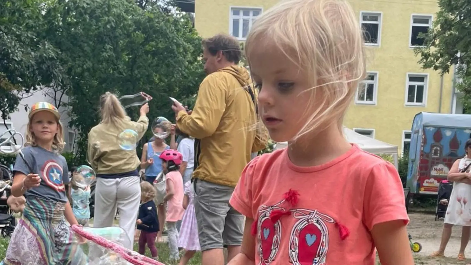 Mia (links) und Paula (vorne) genossen den Spieltag am Lazarettspielplatz und probierten sich am Riesen-Seifenblasen machen. (Foto: Susanne Baier/MVZ)