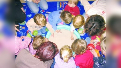 Was hat sich wohl im Sand versteckt? Die Kinder der EKP-Gruppe entdecken die Welt beim Spielen. (Foto: EKP)