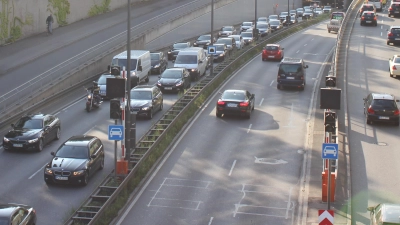 Der Mittlere Ring (hier in Bogenhausen) ist in ganz München überlastet. Entspannung für den Münchner Nordosten soll der Ausbau des Föhringer Rings bringen. Die ersten Arbeiten beginnen Anfang 2019. 2026 soll die Baumaßnahme beendet sein. (Foto: ph/Archiv)