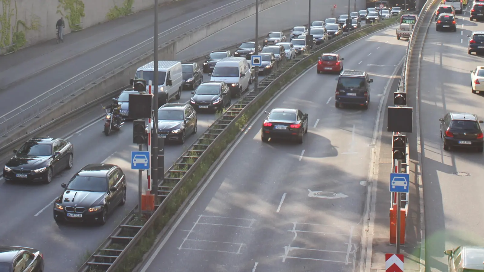 Der Mittlere Ring (hier in Bogenhausen) ist in ganz München überlastet. Entspannung für den Münchner Nordosten soll der Ausbau des Föhringer Rings bringen. Die ersten Arbeiten beginnen Anfang 2019. 2026 soll die Baumaßnahme beendet sein. (Foto: ph/Archiv)