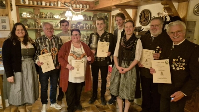 Freuten sich (v.l.) Ramona Kohl (2. Schützenmeisterin), Georg Reischl (3. Auflagekönig), Thomas Scheck (3. Schützenkönig), Sylvia Kohl (2. Schützenkönigin), Frederick Winter (Schützenkönig), Johann Sailer (1. Sportleiter), Steffi Lück (1. Schützenmeisterin), Hans-Peter Spöhrle (Auflagekönig) sowie Xaver Laußer (2. Auflagekönig). (Foto: Hubertus Geisenbrunn)