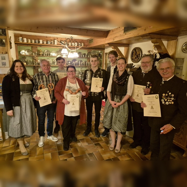 Freuten sich (v.l.) Ramona Kohl (2. Schützenmeisterin), Georg Reischl (3. Auflagekönig), Thomas Scheck (3. Schützenkönig), Sylvia Kohl (2. Schützenkönigin), Frederick Winter (Schützenkönig), Johann Sailer (1. Sportleiter), Steffi Lück (1. Schützenmeisterin), Hans-Peter Spöhrle (Auflagekönig) sowie Xaver Laußer (2. Auflagekönig). (Foto: Hubertus Geisenbrunn)