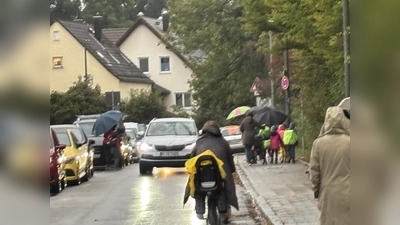 Rund um das Schulzentrum Pfarrer-Grimm-Straße entstehen während der Hol- und Bringzeiten oft sehr unübersichtliche bis gefährliche Verkehrssituationen. (Foto: Wolf)