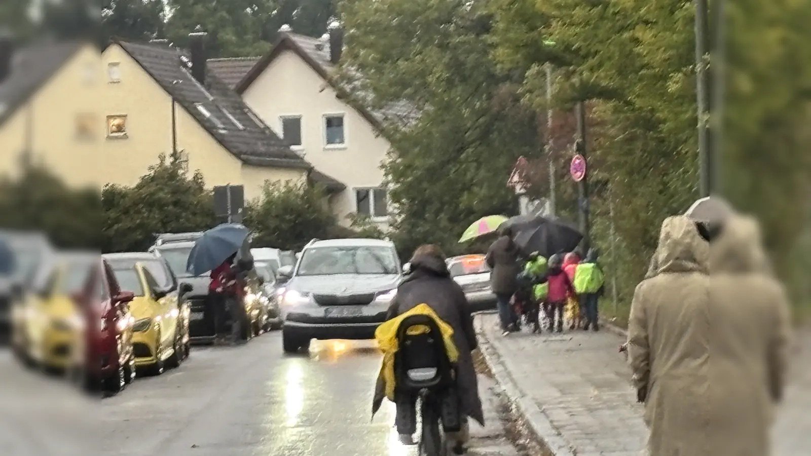 Rund um das Schulzentrum Pfarrer-Grimm-Straße entstehen während der Hol- und Bringzeiten oft sehr unübersichtliche bis gefährliche Verkehrssituationen. (Foto: Wolf)
