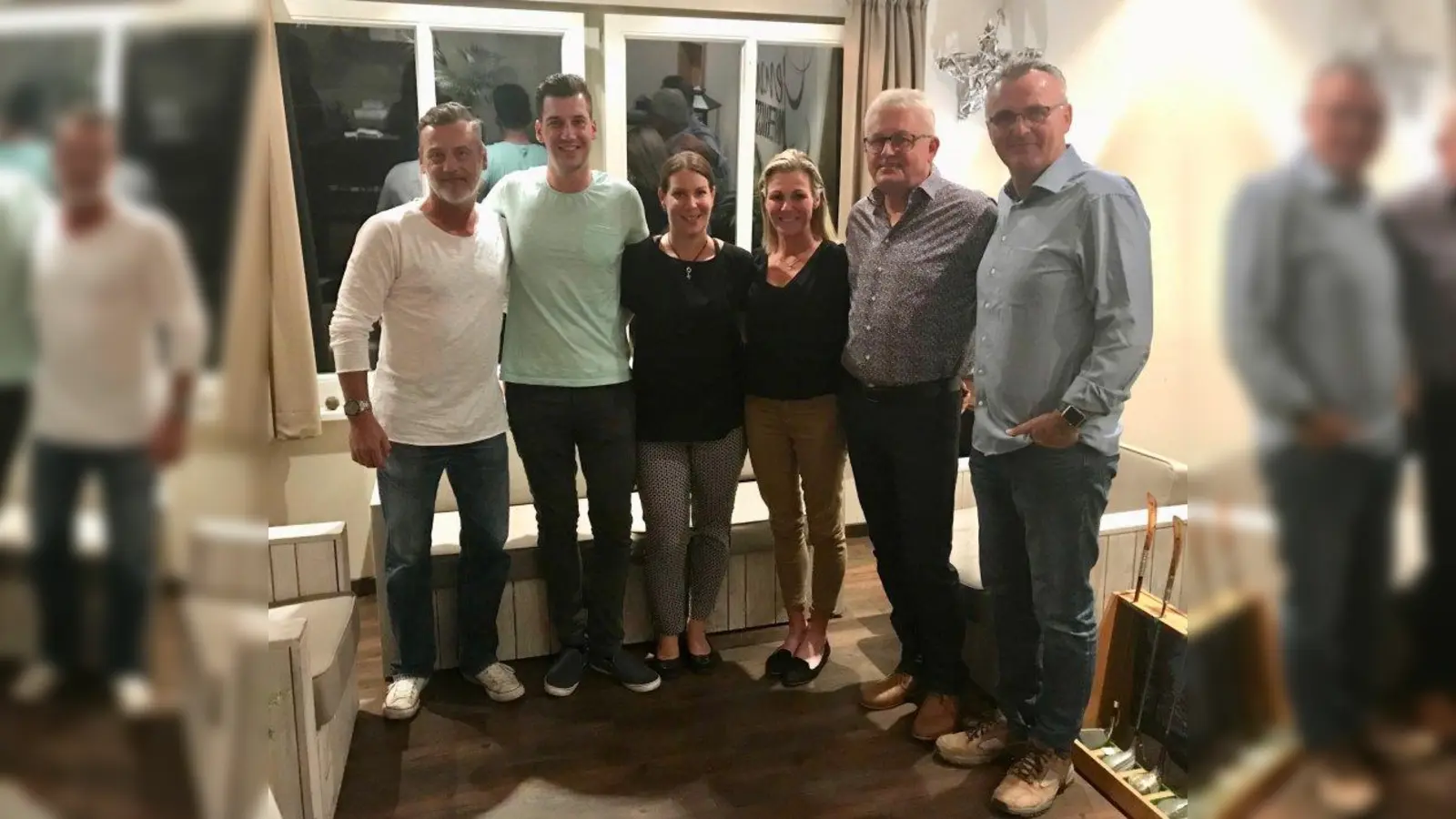 Am vergangenen Wochenende fand auf der Golfanlage Rottbach der sportliche Saisonhöhepunkt im Teamwettbewerb statt. Nach dem großen Vorbild Ryder-Cup kürten 50 Teams mit je 2 Spielern ihre Meister. In der Spielform 4-Ball und klassischer Vierer setzten sich die glücklichen Sieger durch. Das Team Herren, bestehend aus Uwe Mielke und Thomas Krutzinna (von links) sowie Pamela Frodl und Miranda Yates-Steg vom Damen Team wie auch Heribert Güntner und Helmut Ebner vom Senioren-Team freuten sich über die gelungene Veranstaltung. (Foto: SU)