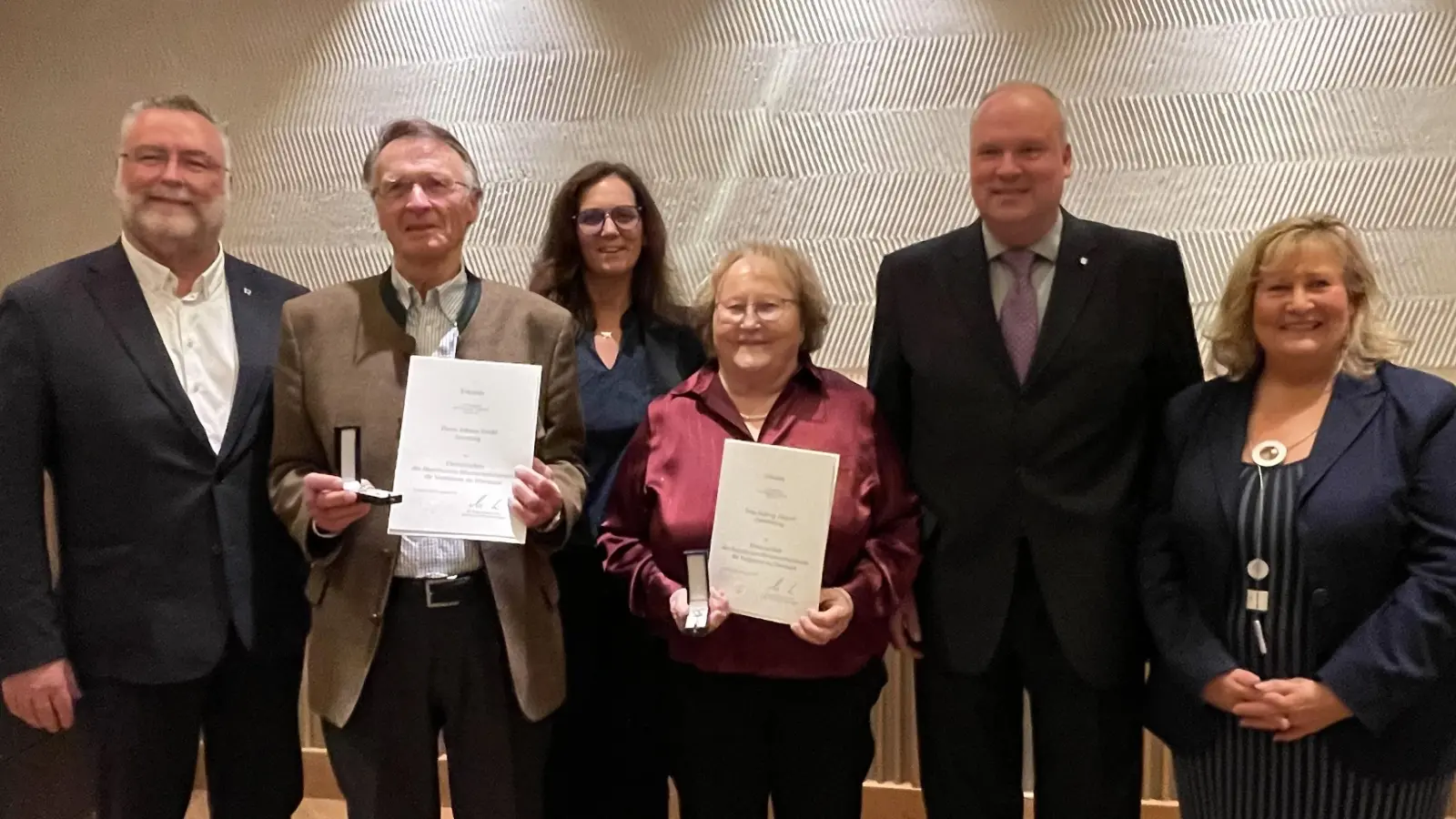 Hedwig Zacherl und Johann Strobl erhielten für ihr langjähriges Engagement das Ehrenzeichen des Ministerpräsidenten überreicht. Es gratulierten (v.l.) Ismanings Bürgermeister Alexander Greulich, Kreisräting Claudia Leitner, Landrat Christoph Göbel und stellvertretende Landrätin, Annette Gansmüller-Maluche. (Foto: hw)