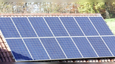 Häufig wird die Installation einer Wärmepumpe mit einer Photovoltaikanlage auf dem Dach kombiniert. (Foto: chk)