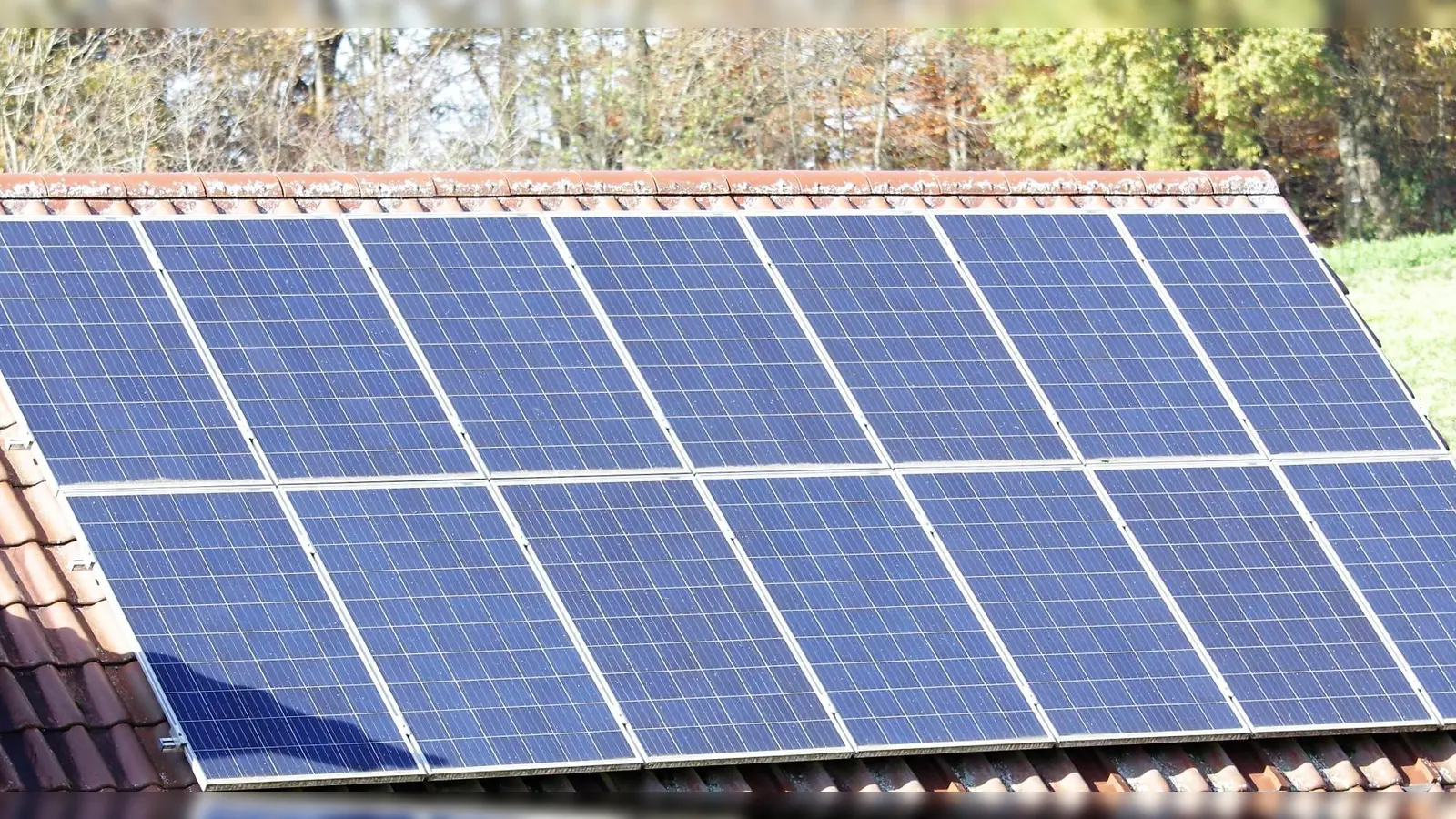 Häufig wird die Installation einer Wärmepumpe mit einer Photovoltaikanlage auf dem Dach kombiniert. (Foto: chk)