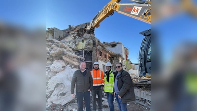 Die Abbrucharbeiten am ehemaligen Pschorrhof haben begonnen. Bürgermeister Peter Köstler, Bauleiter Frank Staffler (Konrad Kreppold GmbH), Stefan Schädle (Hochbau Gemeinde Gräfelfing) und Oliver Langemann (ehemaliger Wirt Pschorrhof) machten sichein Bild von den Abbrucharbeiten (v.l.). (Foto: Gemeinde Gräfelfing)