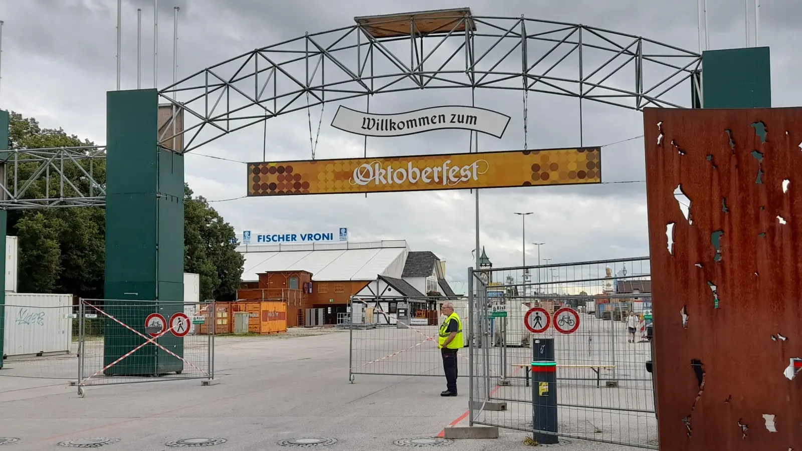 Auf der Theresienwiese wird derzeit alles fürs Oktoberfest vorbereitet. Nach der Wiesn soll die Fläche jedoch an möglichst vielen Stellen entsiegelt und begrünt werden, das fordert der BA. (Foto: Beatrix Köber)