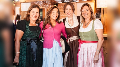 Leistungen von Frauen sichtbar machen (von links): Bürgermeisterin Verena Dietl, Catherine Demeter, Vorständin der Edith-Haberland-Wagner-Stiftung, „Bratwurst“-Wirtin Eva Hochreiter und Wiesnstadträtin Anja Berger. (Foto: Andreas Gregor)