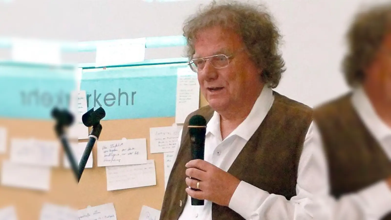 Christian Fahnberg bei seiner ersten Analyse des Verkehrsaufkommens in Unterbiberg. 	 (Foto: Angela Boschert)